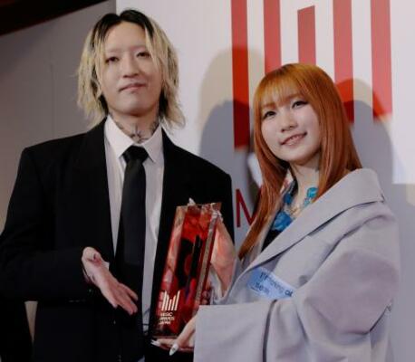 　「トップ・グローバル・ヒット・フロム・ジャパン」を受賞したＹＯＡＳＯＢＩのＡｙａｓｅ（左）とｉｋｕｒａ