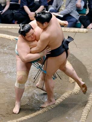　琴桜（左）が寄り切りで若元春を下す＝両国国技館