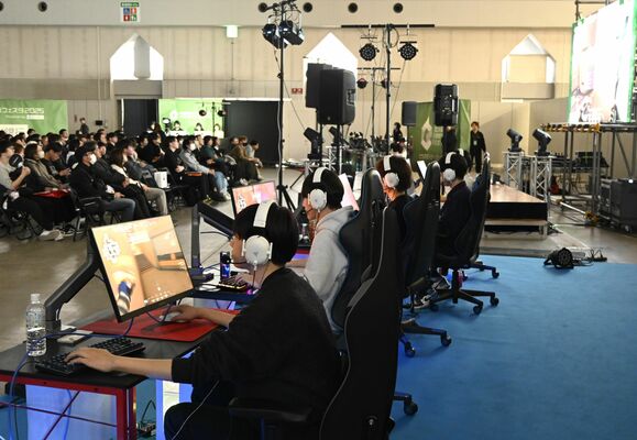 フェスタで行われた学生チームの競技大会の決勝戦＝２０日、宇都宮市元今泉６丁目