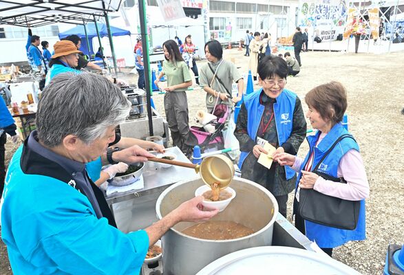 輪島朝市のブースで振る舞われた磯鍋