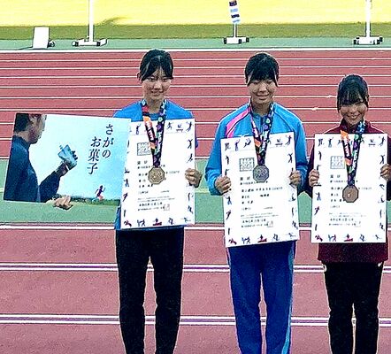 陸上少年女子Ｂ１００メートル障害の表彰台に立つ白鴎足利高の石原（左）＝佐賀市の佐賀県ＳＡＧＡサンライズパーク陸上競技場