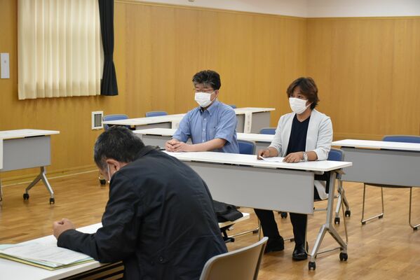 市教委の定例会で意見陳述する住民ら