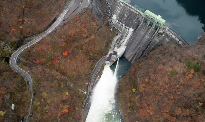 今年、完成から70周年を迎えた五十里ダム（２０２０年11月、小型無人機から撮影）