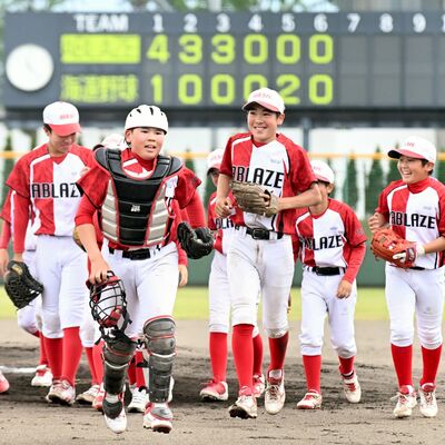 初優勝を飾り、笑顔であいさつに向かうHigh Heat ABLAZEの選手たち＝石川スポーツグラウンドくろいそ