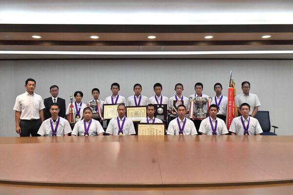 日本一を報告した作新中野球部＝下野新聞社