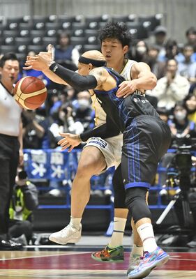 第１クオーター４分、ブレックスの星川（奥）が相手のボールを奪う