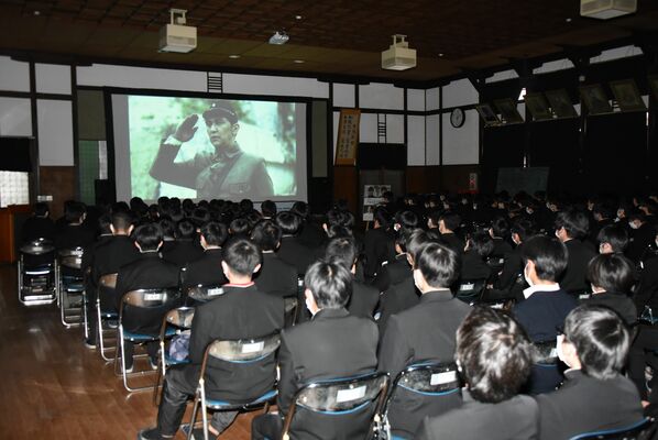 荒井退造の母校宇都宮高で開かれた「島守の塔」の特別上映会＝３日午後、宇都宮市滝の原３丁目