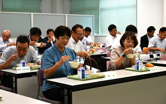 給食を試食する市議たち