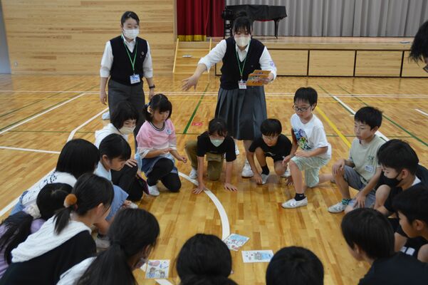ＳＤＧｓカルタを楽しむ豊田小の児童ら