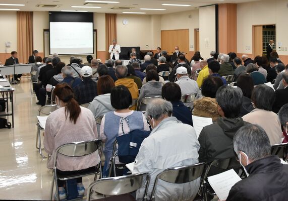 多くの地域住民らが集まった説明会＝７日夜、日光市足尾町通洞