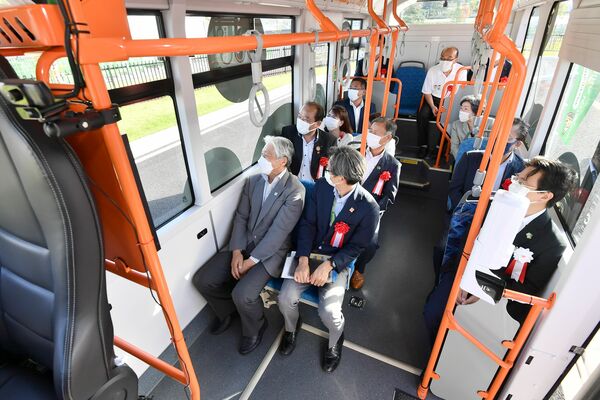 とちぎ国体開幕を前に実証実験が始まった自動運転バスに乗車する福田知事（前列左）＝29日午後３時20分、宇都宮市西川田４丁目
