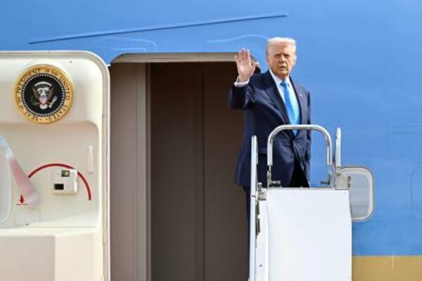 日本訪問を終え、韓国に向けて出発するトランプ米大統領=29日午前、羽田空港(代表撮影)
