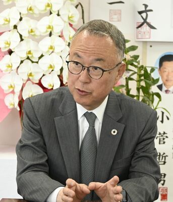 ２期目の抱負を述べる金子氏