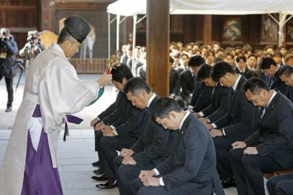 筥崎宮で必勝祈願をするソフトバンク・小久保監督(前列手前から2人目)ら=30日、福岡市