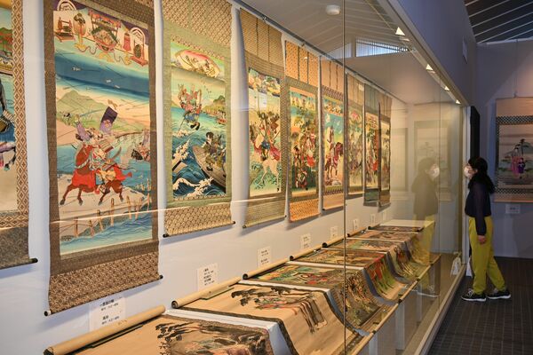 市葛生伝承館で開かれている「祝い掛軸展」