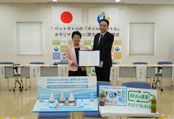 協定を締結した大川市長（左）とサントリーホールディングスの藤原常務執行役員