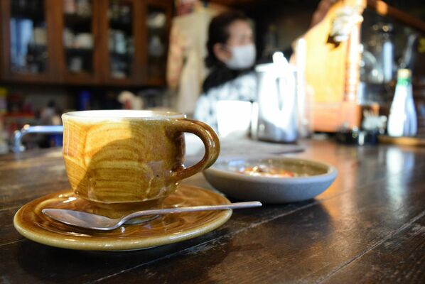 明石庄作さん作の益子焼カップで提供されるコーヒー