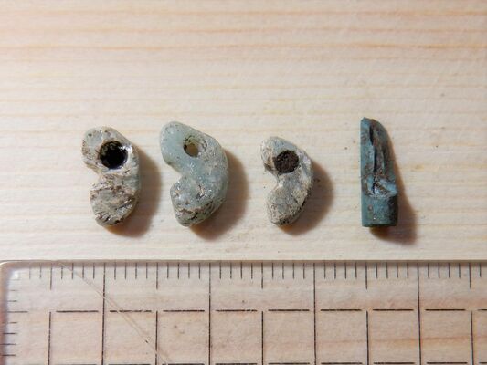 町東遺跡で発掘された勾玉（左の３個）と管玉（県埋蔵文化財センター提供）