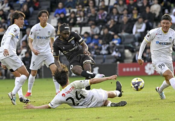 後半30分、栃木シティのFWウタカ(中央)が勝ち越しゴールを決める=CFS、森田大地撮影