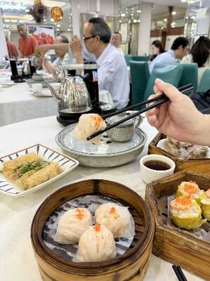 　エビギョーザなどの点心がテーブルに並ぶ飲茶レストラン＝１０日、中国広東省広州市（共同）