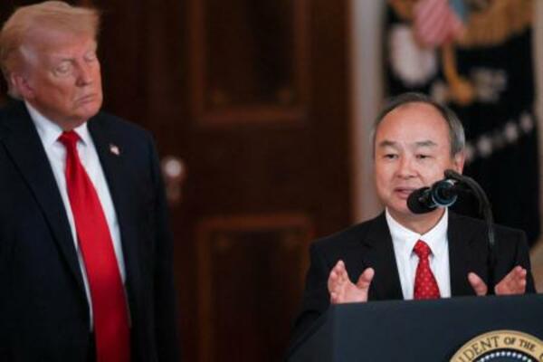 　２５年４月、ワシントンでのイベントでトランプ大統領の隣でスピーチするソフトバンクグループの孫正義氏（ロイター＝共同）