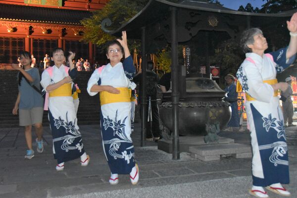 夜の境内で披露された日光和楽踊り