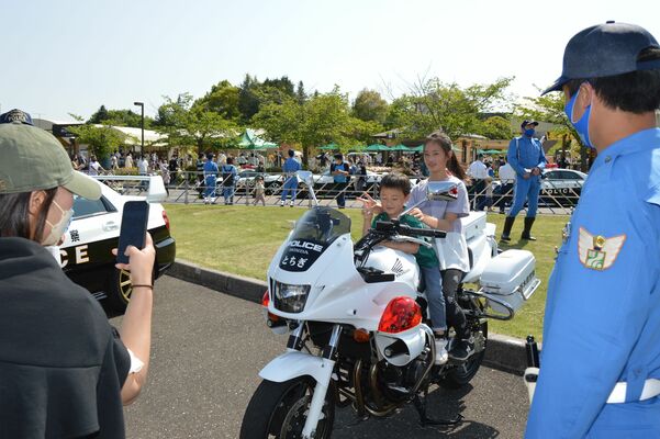 家族連れなどでにぎわった昨年ＧＷの「働くクルマ」のイベント