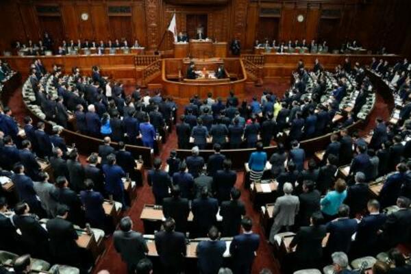　入管難民法改正案を可決した衆院本会議＝２８日午後