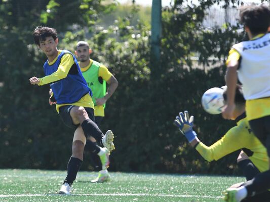 ミニゲームでシュートを放つ栃木ＳＣのＭＦ西谷＝県グリーンスタジアムサブグラウンド