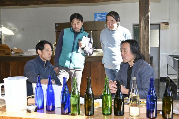 利き酒しながら輸入酒を選定する藤原氏（手前右）と益田氏（同左）＝昨年12月、鹿沼市