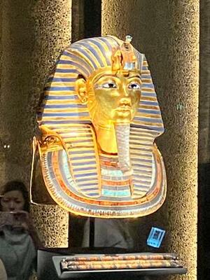 大エジプト博物館に展示されたツタンカーメンの「黄金のマスク」=4日、カイロ近郊ギザ(共同)