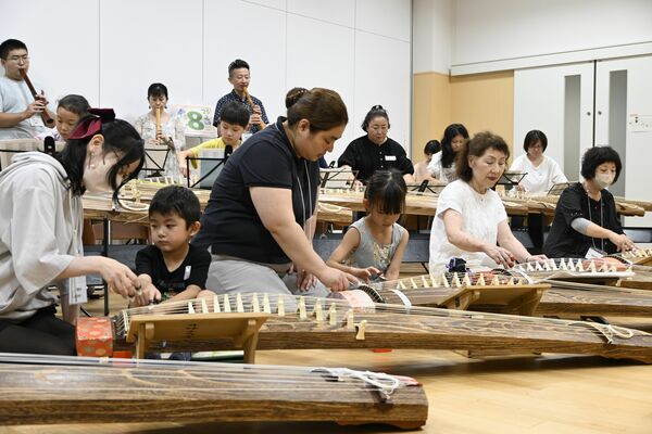息の合った演奏を披露する参加者