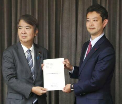 　メガソーラー規制強化を巡り要望書を石原環境相（左）に手渡す千葉県の熊谷俊人知事＝１７日午後、県庁