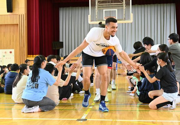 簗瀬小の児童と交流する選手