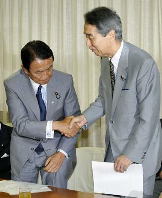 　麻生太郎氏（左）と伊吹文明氏＝２００８年、東京・永田町の自民党本部
