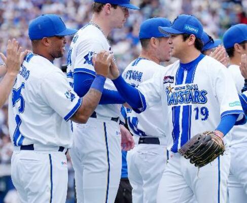 　ヤクルトに勝利し、ビシエド（左）にウイニングボールを手渡すＤｅＮＡ・山崎＝横浜
