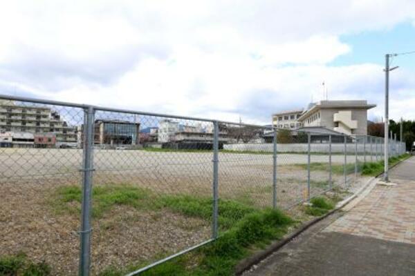 　文化庁が新設を目指す国立「文化財修理センター」の建設地とする方針を固めた京都府警宿舎跡地＝２６日午後、京都市上京区