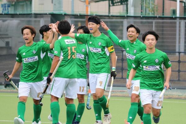 第１クオーター６分、リーベのＤＦ霧下（右から３人目）が先制点を挙げ、仲間と喜ぶ＝青森県三沢市の三沢高グラウンド