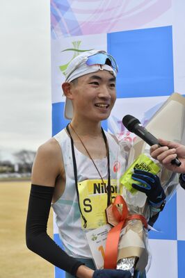 マラソン男子の部を大会新記録で制し、笑顔を見せる大田和=大田原市のDI STADIUM、加藤竜矢撮影