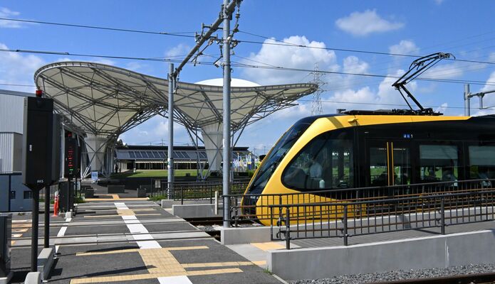 「アークタウン宇都宮」（奥）に直結する平石停留場を出発するＬＲＴ