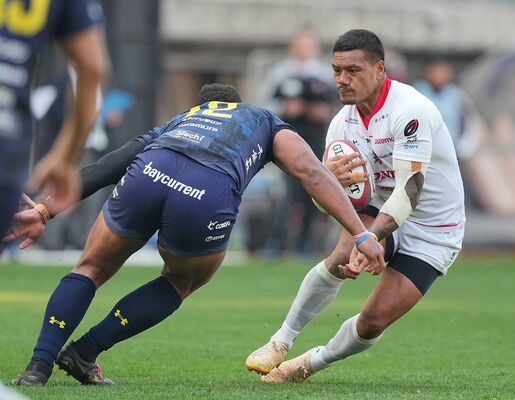 前半に1トライを挙げるなど活躍したホンダヒートのFBレメキ(右)=仙台市のユアテックスタジアム仙台