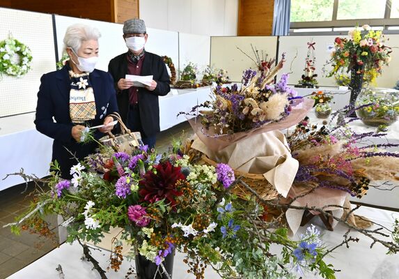 四季を表現した作品が並ぶ会場