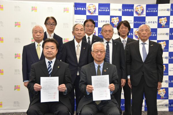 要望書を手にする粉川市長（前列左）と見形町長（同右）ら