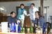 利き酒しながら輸入酒を選定する藤原氏（手前右）と益田氏（同左）＝昨年12月、鹿沼市