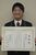 表彰状を掲げる大山さん