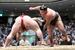 　霧島がはたき込みで隆の勝を下す＝両国国技館