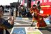防火衣を着用し写真を撮る参加者ら