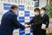 伊東署長（左）から委嘱状を受け取る吉岡さん（中央）＝１３日午後１時５０分、宇都宮中央署