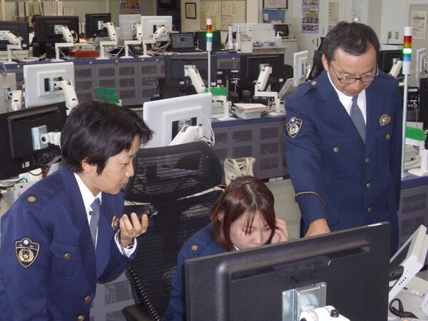 広域緊急配備訓練で群馬、茨城県警や現場の捜査員と無線でやりとりする通信指令課員=12日午後、県警本部