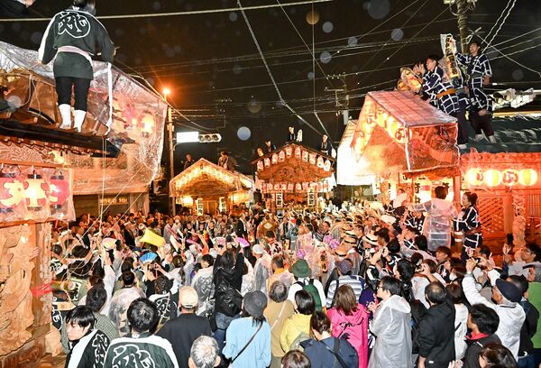 雨の中、彫刻屋台を向かい合わせて行った「ぶっつけ」=11日午後7時、鹿沼市上田町